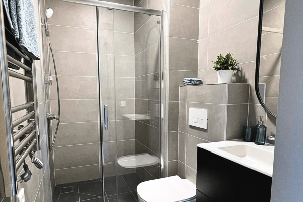 4_Murphy_ATLAS apartments_shower room